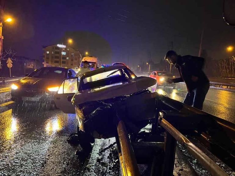 Otomobil bariyere çarptı: 5 yaralı