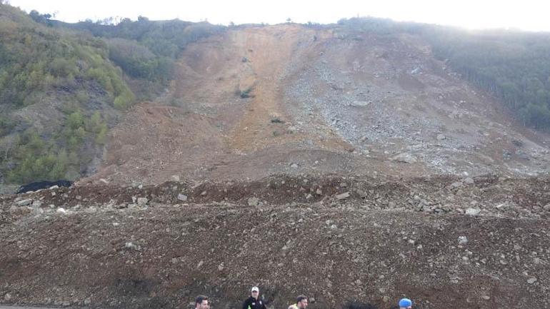 Karadeniz Sahil Yolunda kapalı şeritte heyelan temizliği