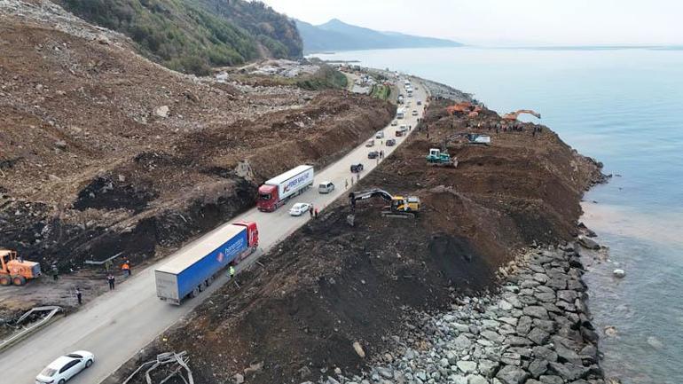 Karadeniz Sahil Yolunda kapalı şeritte heyelan temizliği