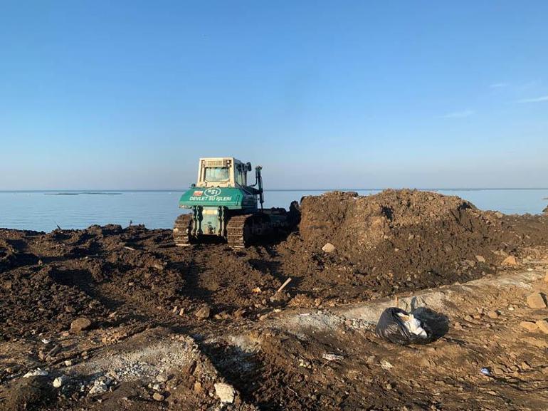 Karadeniz Sahil Yolunda kapalı şeritte heyelan temizliği