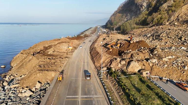 Karadeniz Sahil Yolunda kapalı şeritte heyelan temizliği