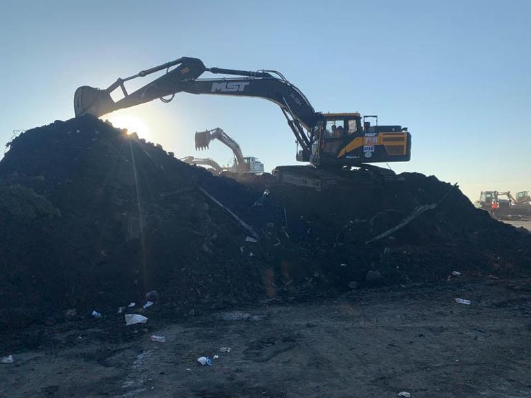 Karadeniz Sahil Yolunda kapalı şeritte heyelan temizliği