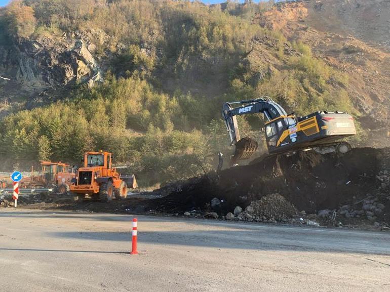 Karadeniz Sahil Yolunda kapalı şeritte heyelan temizliği