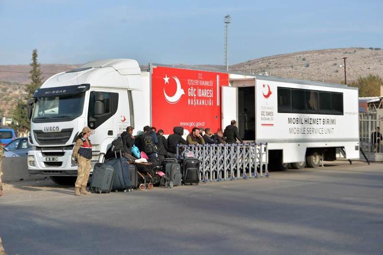 Ülkelerine dönen Suriyeliler, Cilvegözü Gümrük Kapısı’nda yoğunluk oluşturdu