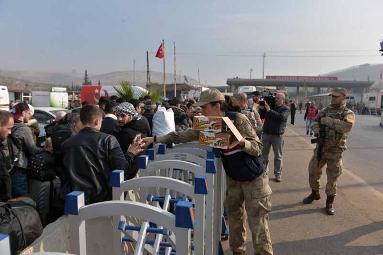 Ülkelerine dönen Suriyeliler, Cilvegözü Gümrük Kapısı’nda yoğunluk oluşturdu