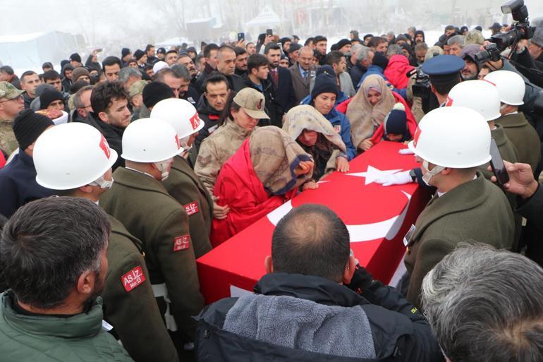 Şehit Nergizin cenazesi Erzurumda; babası Susun, Taha uyuyor diye bağırdı