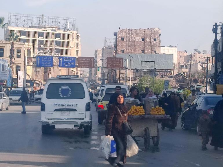 Esad afişlerinin yırtıldığı Halep’te, günlük yaşam hareketlendi