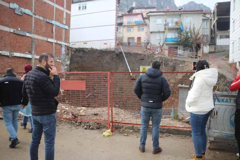 3 binanın tedbiren tahliye edildiği toprak kaymasının yaşandığı alan dronla görüntülendi