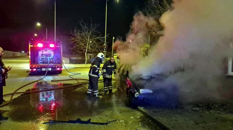 Eve çarpıp alev alan otomobilde ölen 4 kişinin kimlikleri belli oldu