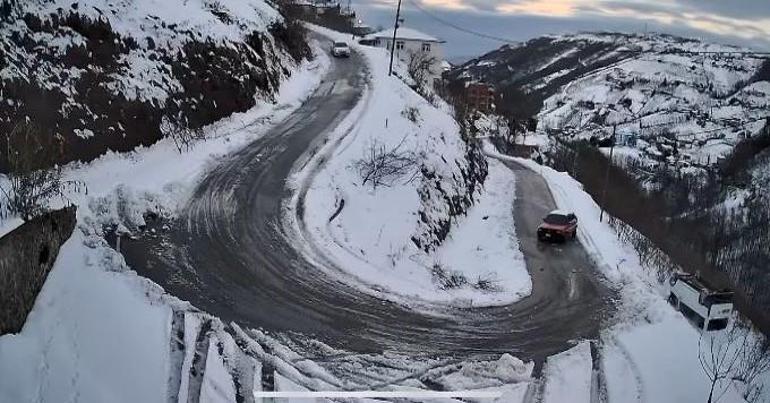 Trabzonda minibüsün dereye yuvarlanması kamerada: 1 ölü, 1 yaralı