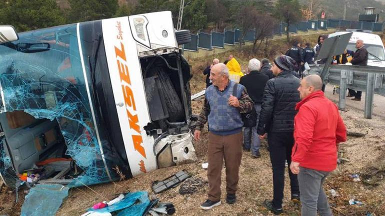 Ispartada yolcu otobüsü devrildi; 1 ölü, 24 yaralı