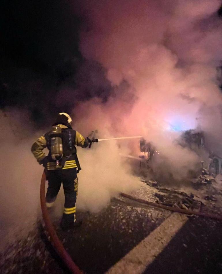 D100 Karayolu Kocaeli geçişinde TIR alev alev yandı, yol 1 saat ulaşıma kapandı