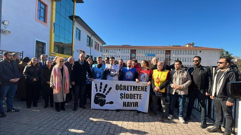 Veliyle tartışırken beyin kanaması geçiren ana sınıfı öğretmeni yoğun bakımda