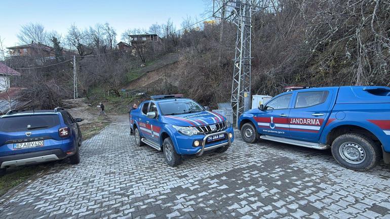 Bartın’da heyelan köy yolunu kapattı