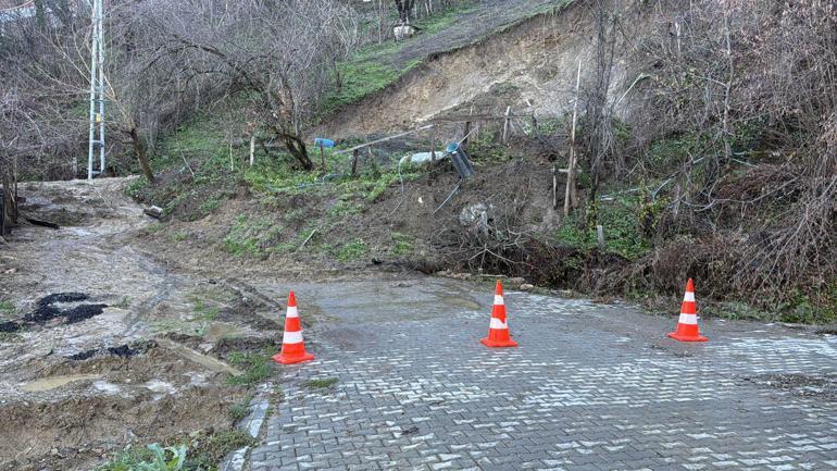 Bartın’da heyelan köy yolunu kapattı