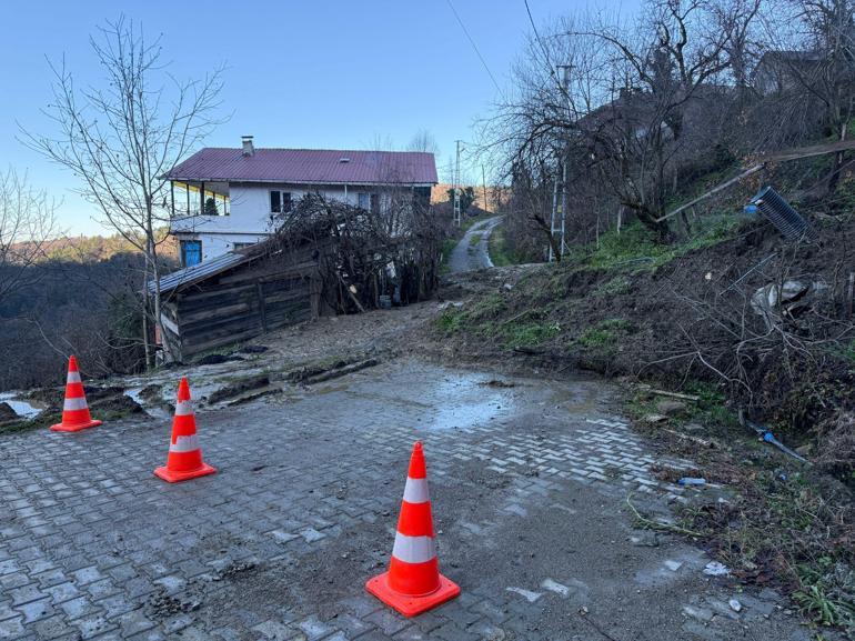 Bartın’da heyelan köy yolunu kapattı