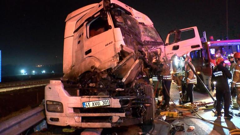 Pendik TEM Otoyolunda iki TIR çarpıştı; araçta sıkışan şoförü itfaiye kurtardı