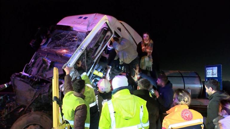 Pendik TEM Otoyolunda iki TIR çarpıştı; araçta sıkışan şoförü itfaiye kurtardı