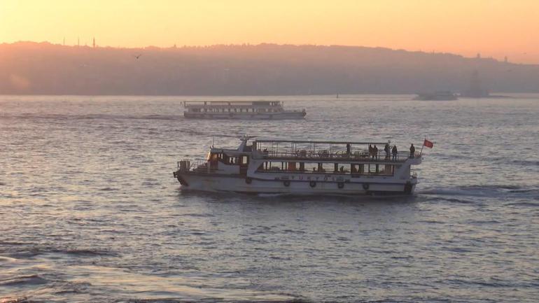 İstanbul Boğazında gemi trafiği sis nedeniyle çift yönde askıya alındı