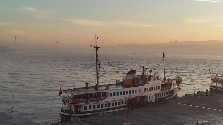 İstanbul Boğazında gemi trafiği sis nedeniyle çift yönde askıya alındı