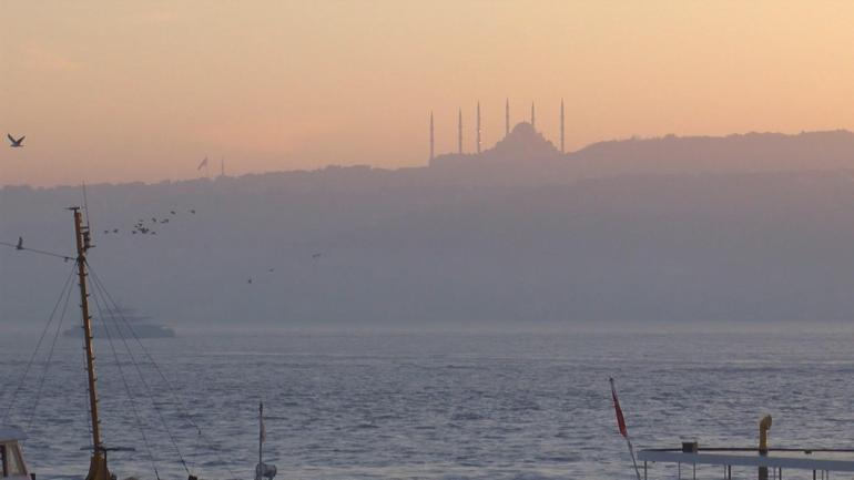 İstanbul Boğazında gemi trafiği sis nedeniyle çift yönde askıya alındı