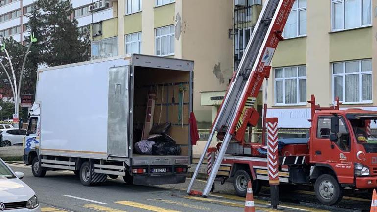 Rizede fırtına sonrası mühürlenen 8 katlı binada oturan aileler taşınıyor