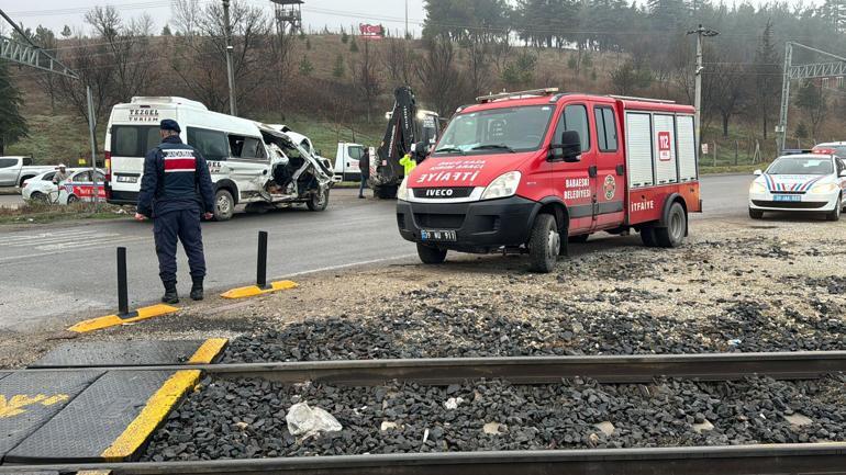 Kırklarelide yük treni, işçi servis minibüsüne çarptı; 2 yaralı