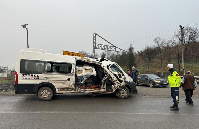 Kırklarelide yük treni, işçi servis minibüsüne çarptı; 2 yaralı