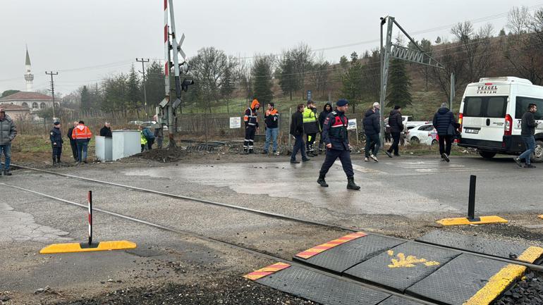 Kırklarelide yük treni, işçi servis minibüsüne çarptı; 2 yaralı