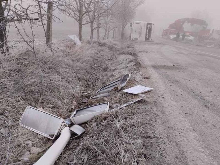 İşçi servis midibüsü buzlanan yolda devrildi; 1 ölü, 8 yaralı