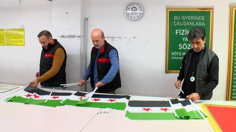 Suriyenin yeni bayrağı Türkiyede de üretiliyor: Şu ana kadar 1 milyona yakın bayrak imalatı yaptık