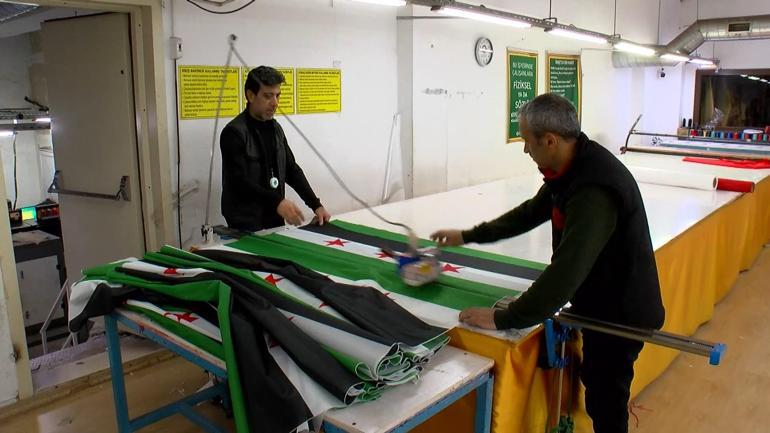 Suriyenin yeni bayrağı Türkiyede de üretiliyor: Şu ana kadar 1 milyona yakın bayrak imalatı yaptık