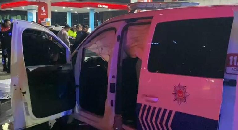 Zeytinburnunda otomobil polis aracına çarptı: 3 yaralı