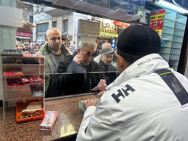 Dağıtım garantili 600 milyon liralık rekor ikramiye için Eminönü’nde yoğunluk