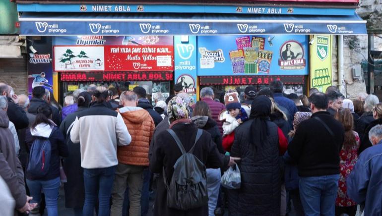 Dağıtım garantili 600 milyon liralık rekor ikramiye için Eminönü’nde yoğunluk