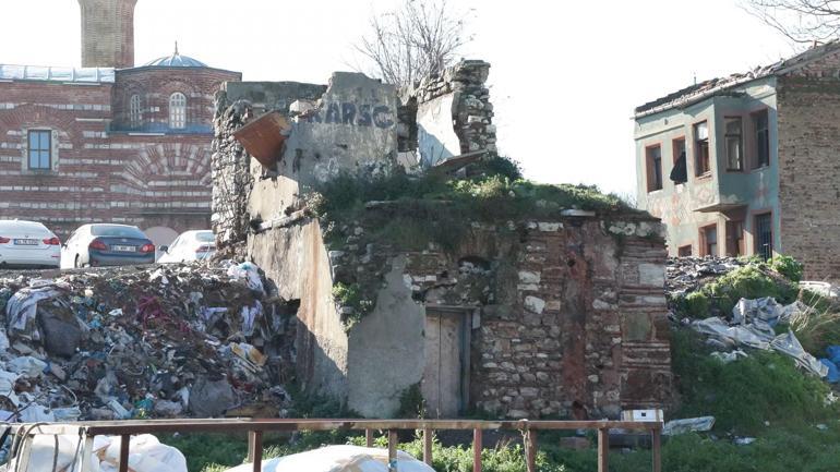 Fatihteki 900 yıllık tarihi caminin önü çöplük arkası otopark