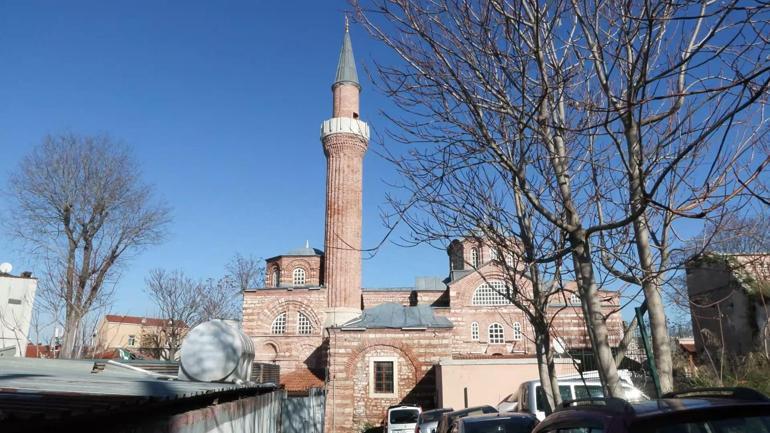 Fatihteki 900 yıllık tarihi caminin önü çöplük arkası otopark