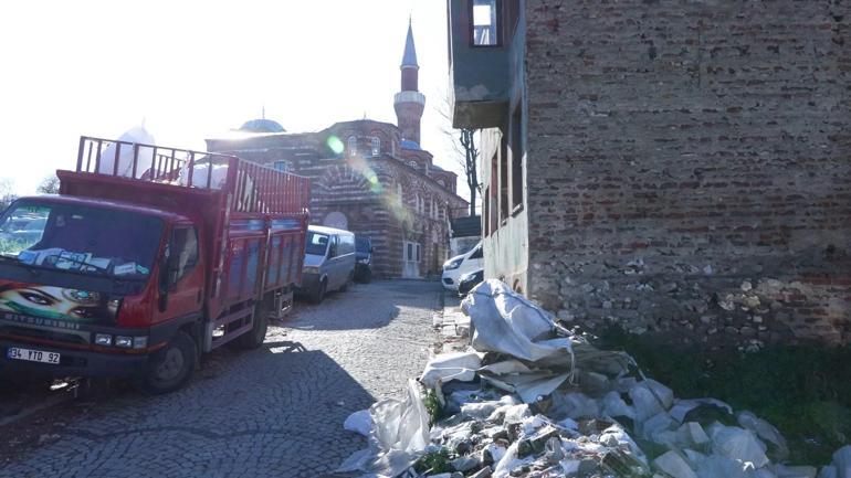 Fatihteki 900 yıllık tarihi caminin önü çöplük arkası otopark