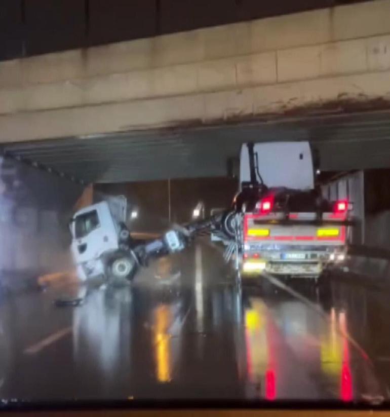 Bakırköydeki aynı üst geçide yine TIR çarptı; o anlar kamerada