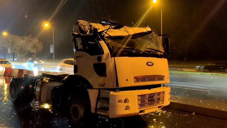 Bakırköydeki aynı üst geçide yine TIR çarptı; o anlar kamerada