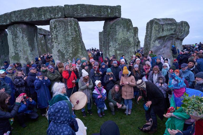 Stonehengede binlerce kişi kış gün dönümünü kutladı