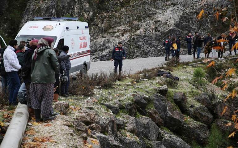 Yoldan çıkan kamyonet 25 metre yuvarlandı: 1 ölü, 1 yaralı