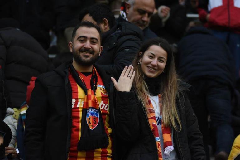 Kayserispor – Galatasaray maçında evlilik teklifi