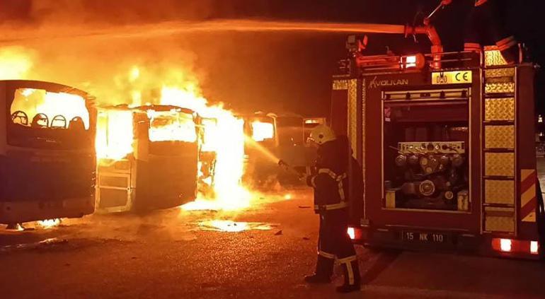 Burdurda park halindeki 5 halk otobüsü yandı