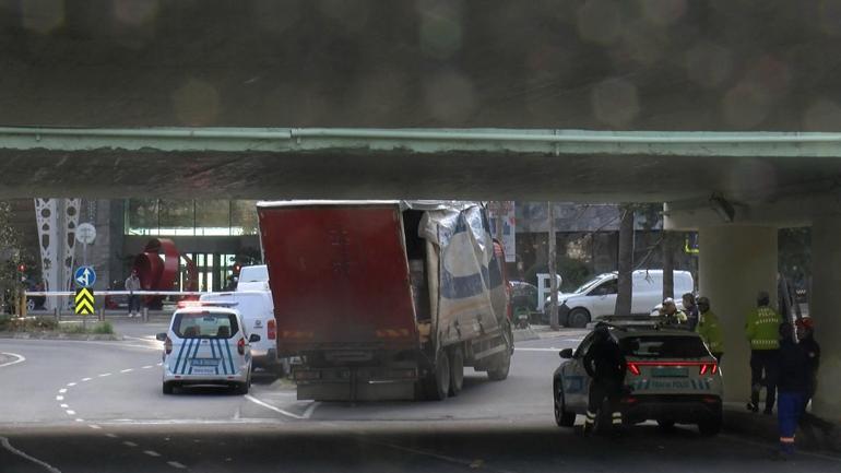 Bakırköyde kamyon alt geçide sıkıştı; sürücüye para cezası kesildi