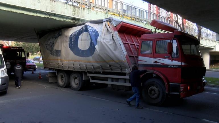 Bakırköyde kamyon alt geçide sıkıştı; sürücüye para cezası kesildi