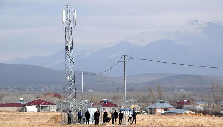 Telefonla konuşmak için tepeye tırmanmaktan kurtuldular