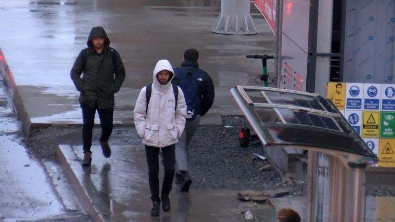 İstanbulda sağanak yağmurun da etkisiyle trafik yoğunluğu yaşanıyor