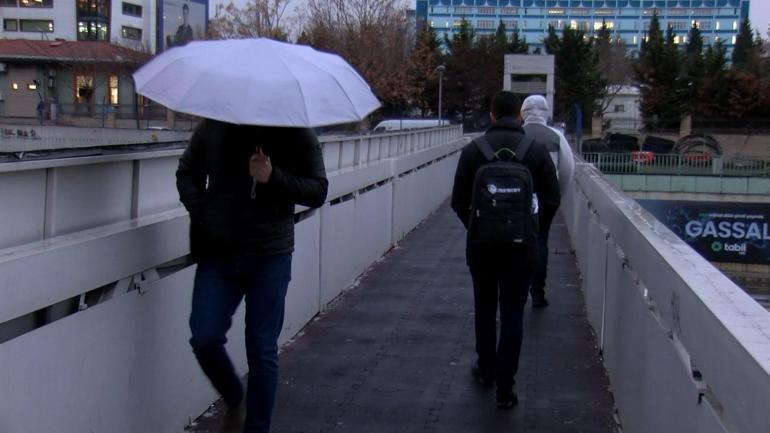 İstanbulda sağanak yağmurun da etkisiyle trafik yoğunluğu yaşanıyor