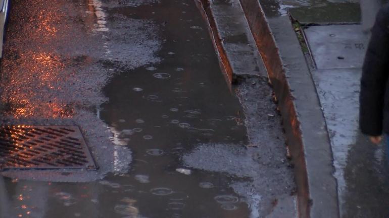 İstanbulda sağanak yağmurun da etkisiyle trafik yoğunluğu yaşanıyor